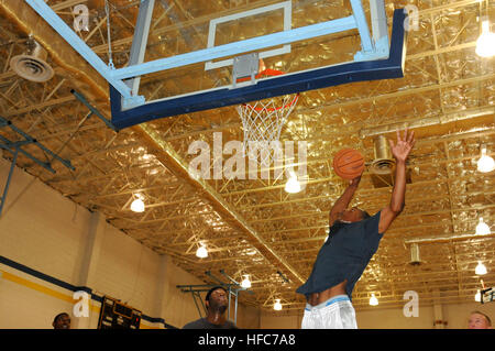 GUANTANAMO BAY, Cuba -Le s.Trevoris Shelley tente pour un slam dunk pendant une partie de basket-ball en sport Dennich, 3 janvier. Shelley est l'exercice pour rester en forme et de promouvoir son bien-être et de la santé. Il est attaché à la force opérationnelle interarmées de Guantanamo. JTF Guantanamo fournit sûr, humain, juridique et transparent le soin et la garde des détenus, y compris ceux qui ont été condamnés par une commission militaire et ceux commandés libéré par un tribunal. La foi mène des activités de collecte, d'analyse et de diffusion pour la protection des détenus et du personnel travaillant dans la foi et à l'appui des installations de Guantanamo Banque D'Images