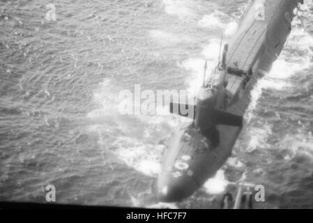 Une antenne avant bâbord vue d'un classe Yankee soviétique endommagé les sous-marins de missiles stratégiques 600 milles au large des côtes des Bermudes. Le sous-marin a été endommagé lors du propergol de missiles a explosé. Le navire a coulé le 6 octobre 1986. K219-DN-SN-87-07261 Banque D'Images