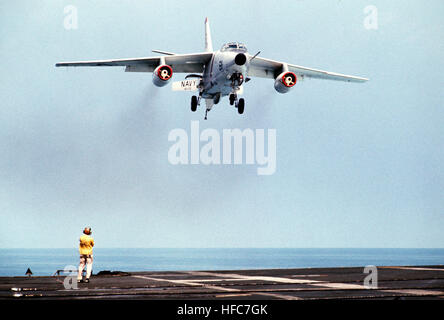 Un escadron de guerre électronique tactique 132 (VAQ-132) A-3D Skywarrior Approche pour un atterrissage à bord du porte-avions USS America d'attaque (CVA-66). KA-3B VAQ-132 près de USS America (CVA-66) 1970 Banque D'Images