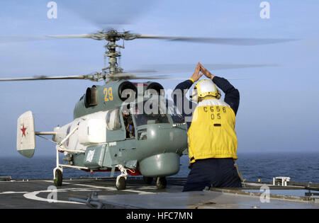 La Fédération russe Kamov KA-27 Helix hélicoptère est la réussite d'un atterrissage en toute sécurité sur le croiseur de la classe Ticonderoga USS San Jacinto (CG 56) envol, sur la mer Baltique, au cours de l'exercice BALTIC OPERATIONS maritime annuel 2003 (BALTOPS). Kamov KA-27 Helix hélicoptère Banque D'Images