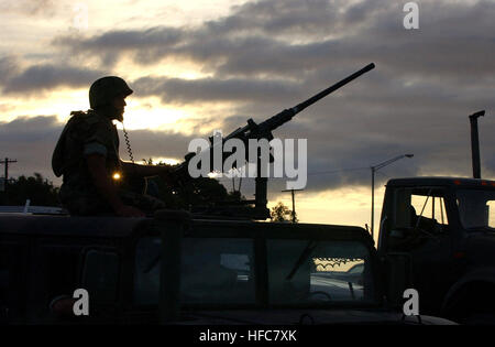 020110-N-3235P-507 Guantanamo Bay, Cuba, 10 janvier 2002 -- un milieu marin se positionne derrière 50 cal. arme montée sur un Humvee véhicule tout-terrain au cours d'un convoi de répétition détenu l'aéroport au Camp X-Ray. Camp X-Ray sera l'un des centres de détention pour les détenus talibans et al-Qaïda. U.S. Navy photo by PhotographerÕs Mate 1re classe Michael W. Pendergrass (libéré) 020110-N-3235P-507 de patrouille maritime Camp X-Ray Banque D'Images