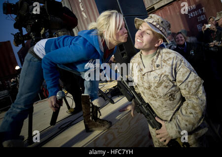 081219-N-0696M-394 l'idole américain à l'investiture et musicien country Kellie Pickler accorde un vœu de Noël pour un baiser à U.S. Marine Sgt. Christopher Lambert à l'USO 2008 Maison de vacances d' arrêter à Al Asad Air base, l'Iraq, le 19 décembre 2008. Tour de l'US Navy accueil Adm. Mike Mullen, chef d'état-major interarmées et sa femme Deborah accueilli Zack Brown ; comédiens musicien John Bowman, Kathleen Madigan et Lewis ; noir ; Arnold Tichina actrice et Grammy award winning Kid Rock musicien sur la tournée de la musique et de divertissement pour servir ses membres et leur famille en poste à l'étranger. (Photo par DoD Banque D'Images