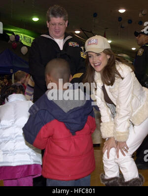 051203-N-3541A-001 Norfolk, Va. (déc. 3, 2005) - L'actrice Kelly Preston parle avec les membres de la famille de la Marine à l'entreprise de services (USO) fête de Noël à la salle de sport à bord Rockwell La Naval Amphibious Base Little Creek, en Virginie, l'USO's party de Noël annuel offre aux membres et à leurs familles de l'ensemble de la région atlantique une occasion de célébrer les fêtes ensemble. La partie à l'origine commencé dans un partenariat avec Cox Communications comme un moyen pour les familles de militaires déployés les membres de service pour enregistrer et envoyer des messages à leurs proches. U.S. Navy photo de classe 3ème journaliste Davis Banque D'Images