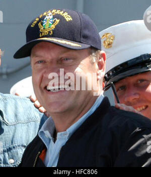 060524-N-7292N-139 Le port de New York (24 mai 2006) Ð Acteurs Hugh Jackman et Kelsey Grammer, sont entourés par des marins sur le pont à bord du navire d'assaut amphibie USS Kearsarge (DG 3), au cours de la journée d'ouverture de la Fleet Week New York City 2006. Jackman joue Logan, alias 'Wolverine', et joue le Dr Hank McCoy Grammer, AKA ÒBeast,Ó dans la prochaine action de la 20th Century Fox, sci-fi film 'X-Men : The Last Stand.' Les acteurs de l'équipage a donné un aperçu spécial Kearsarge du film avant sa date de sortie dans le monde du 26 mai 2006. La Semaine de la flotte a été parrainé par la ville de New York depuis 1984 dans ce Banque D'Images