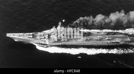 Une antenne bâbord vue du porte-avion soviétique KIEV (CVHG) en cours. 11 Ka-32 Helix hélicoptères et quatre avions Yak-38 faussaire sont stationnés sur le poste de pilotage. Kiev 1987 DN-SN-87-07363r Banque D'Images