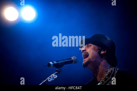 Grammy award-winning musicien Kid Rock exécute pour le service américain des membres dans le premier arrêt de la Tournée 2008 de l'USO sur la base aérienne de Ramstein, en Allemagne, le 16 décembre 2008. Le bureau d' ?s hôte, chef d'état-major interarmées Navy Adm. Mike Mullen, et son épouse Deborah rejoint Kid Rock ; comédiens John Bowman, Lewis Black et Kathleen Madigan ; Arnold Tichina actrice et idole américain à l'investiture et musicien country Kellie Pickler sur le tour pour remonter le moral des militaires en poste à l'étranger pendant la saison de vacances. (Photo du département de la communication de masse en 1ère classe Spécialiste Tchad J. McNe Banque D'Images