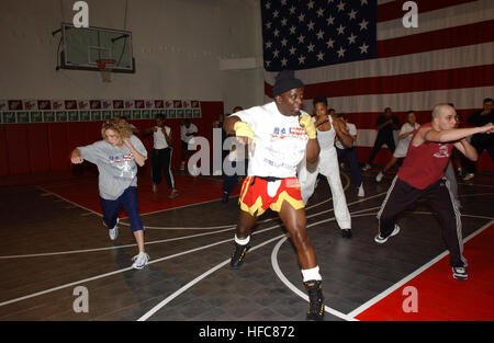 020111-N-1523T-001 GAETA, Italie, 11 janvier 2002 ---. Matelot signaleur Jeremy Cavaretta de New York (droite) travaille avec Billy Blanks (centre), le créateur de 'Tae Bo', lors de sa visite à bord de la sixième flotte américaine USS phare La Salle (AGS) 3. Des blancs était à bord pour la cérémonie d'ouverture officielle d'une nouvelle cour à bord. L'installation de 29 000 $, qui a été financée entièrement par les non-affectés ou non de l'argent des contribuables, fait partie d'un effort continu pour améliorer les installations d'exercice pour les marins en service en mer. U.S. Navy photo by Photographer's Mate 2e classe Todd Reeves. (Publié) Banque D'Images