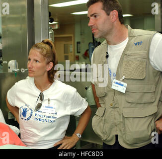 050212-N-6504N-002 de l'Océan Indien (10 févr. 12, 2005) - New York Giants quarterback Kurt Warner, et sa femme, Brenda Sue Warner, écoutez comme ils sont expliqués les capacités médicales de la commande de transport maritime militaire (MSC) navire-hôpital USNS Mercy (T-AH 19) comme ils visitent un garçon indonésien blessé. Warner et son coéquipier, géants receveur Amani Toomer, a rendu visite à l'équipage et les patients à bord du navire-hôpital. La miséricorde est en ce moment au large des eaux de l'Indonésie à l'appui de l'opération Unified Assistance, les secours humanitaires pour venir en aide aux victimes du tsunami qui a frappé l'Asie du sud-est. Nav américain Banque D'Images