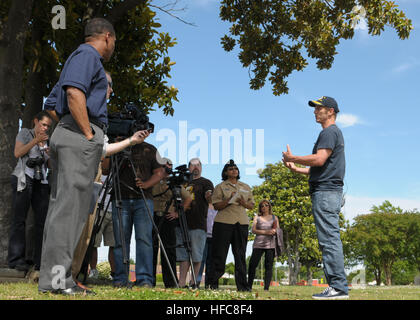 Peter Berg, directeur du nouveau film de science-fiction 'Battleship', parle aux médias locaux lors d'une avant-première du film pour les militaires et leurs familles à l'expéditionnaire conjoint peu Base Creek-Fort Story le 12 mai. (U.S. Photo par marine Spécialiste de la communication de masse 3 Classe Betsy Knapper) 'Battleship' aperçu des membres militaires 120512-N-DU438-229 Banque D'Images