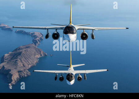 Les deux derniers U.S. Navy S-3B Viking avion survoler Laguna Pic à Ventura County Naval Base Point Mugu, Californie, le 18 décembre 2015. En janvier, un appareil de test de l'air gauche et de l'évaluation et de l'escadron 30 de la retraite le boneyard ; l'autre est allé à commencer une nouvelle vie avec la NASA. (U.S. Photo par Marine Scott Dworkin) deux US Navy Lockheed S-3B Viking en vol en janvier 2016 Banque D'Images