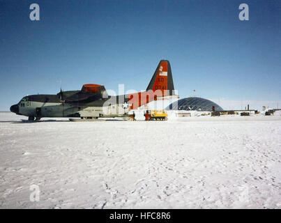 LC-130R Hercules à la station Amundsen-Scott Station Banque D'Images