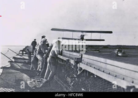 Le LCDR Godfrey Chevalier effectue le premier atterrissage sur le porte-avions USS Langley (CV-1) de l'US Navy, démontrant les premières techniques d'aviation de porte-avions et les opérations de l'aviation navale. Banque D'Images