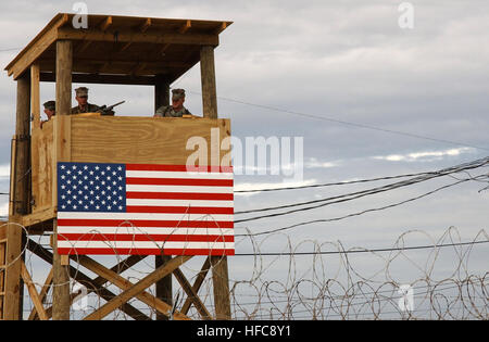 020110-N-6967M-513 Guantanamo Bay, Cuba, 10 janvier 2002 -- les équipes de sécurité de guet au Camp X-Ray man positions pendant une répétition pour le traitement des détenus entrants. Camp X-Ray sera l'un des centres de détention pour les détenus talibans et al-Qaïda. U.S. Navy photo by PhotographerÕs Mate 1re classe Shane T. McCoy (libéré) 020110-N-6967M-513 Camp X-Ray Cuba Banque D'Images