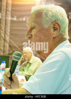 L'astronaute Eugene Cernan, un ancien aviateur de la Marine américaine, répond aux questions des États-Unis et d'autres activités de formation de l'OTAN à l'OTAN servicemembers coalition Mission-Afghanistan Mission-Afghanistan Formation siège le Camp Eggers à Kaboul, Afghanistan, le 16 août 2011. Cernan, avec Neil Armstrong et Jim Lovell, rétracté volontiers des histoires de voyages pionniers dans l'espace et de marcher sur la lune. (U.S. Photo par marine Spécialiste de la communication de masse 2e classe John R. Fischer/libérés) Légendes de l'aérospatiale - 1 (6050017702) Banque D'Images