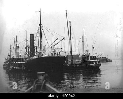 Metcalf briquets n° 1, George H. Johnson, et Catherine Johnson aux côtés de Britiish freighter Banque D'Images