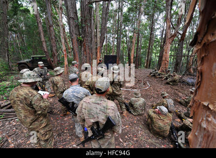 Les étudiants de la 25e Division d'infanterie Lightning Academy pratiquent le démarrage du feu, les techniques de survie, la navigation terrestre, la réaction au contact et le tir au tir lors d'un cours de 15 jours sur les opérations dans la jungle. Banque D'Images