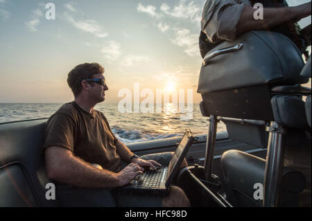 150904-N-MK881-116 Mer de Chine du Sud (5 septembre 2015) 1re classe Mineman Neal Lelievre, affectés à des explosifs et de l'Unité Mobile 1, utilise un programme informatique en lien avec le véhicule sous-marin sans équipage à bord d'un 11 mètres à coque rigide, attaché à la lutte contre le littoral, le USS Fort Worth (LCS) 3. En ce moment sur une rotation de 16 mois déploiement à l'appui de l'Indo-Asia-Pacifique rééquilibrer, Fort Worth est un navire de guerre rapide et agile sur mesure pour patrouiller les eaux littorales de la région et travailler à coque coque avec des marines, partenaire fournissant 7e flotte avec les capacités flexibles il a besoin Banque D'Images