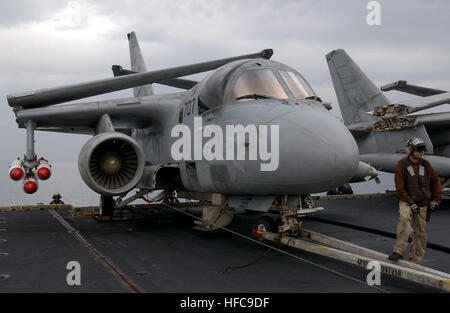 030311-N-1810F-005 de la zone de responsabilité du Commandement central (Mar. 11, 2003) - Un avion Capitaine affecté à la "lutte contre le contrôle de la mer d' Redtails vingt et un escadron (VS-21) sécurise son S-3B 'Viking' chargé avec CBU-99 bombes antichars juste avant les opérations de vol à bord de l'USS Kitty Hawk (CV 63). Le porte-avions Kitty Hawk classiques est le plus ancien navire de guerre de l'Amérique et le seul actif en permanence de l'avant-porte-avions déployés qui opère à partir de Yokosuka, Japon. U.S. Navy photo by Photographer's Mate 3 classe Todd Frantom s. (Libéré) Lockheed S-3 Viking Banque D'Images