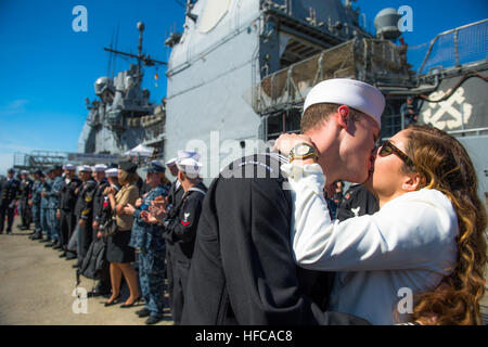 150225-N-BD107-490 SAN DIEGO (fév. 25, 2015) Un marin attaché à la station de transport amphibie USS San Diego (LPD 22), une partie de l'île de Makin Groupe amphibie (ARG) et 11e Marine Expeditionary Unit (MEU), qui comprend près de 4 500 marins et Marines, embrasse sa petite amie au retour dans leur port d'attache de San Diego après un déploiement de sept mois au 5e et 7e flotte secteurs d'opérations. Pendant le déploiement, l'ARG a transité par près de 35 000 milles marins et mené des frappes aériennes contre l'Etat islamique d'Irak et du Levant (EIIL). (U.S. Photo par Marine Communications de Masse Banque D'Images