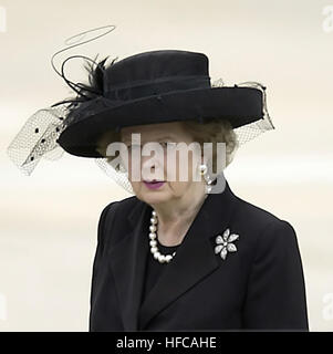 Lady Margaret Thatcher, ancien Premier ministre de Grande-Bretagne, sort d'une limousine sur la rampe à Andrews Air Force Base (AFB), Maryland (MD). À la suite d'une réception ouverte 24h en chapelle ardente dans la rotonde du Capitole et des funérailles d'état de la Cathédrale Nationale, le président Ronald Wilson Reagan reste doivent flotter haut de Californie (CA) pour l'enterrement aujourd'hui à sa bibliothèque présidentielle. Les funérailles de Margaret Thatcher, Reagan Banque D'Images