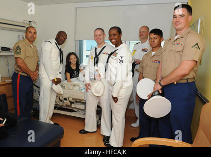 Maddison Novo, 11 ans et originaire de Pembroke Pines, en Floride, pose avec les Marines du 2e Bataillon, 6e Régiment de Marines, 2e Division de marines, Marine Corps Base Camp Lejeune, N.C., Mobile Naval Construction Battalion 14, Fort Lauderdale, Floride, et les marins de l'USS New York Groupe aéronaval et 12, au cours d'une visite à la Joe DiMaggio Children's Hospital, à Fort Lauderdale, en Floride, le 30 avril, dans le cadre de la 24e anniversaire de la Semaine de la flotte Port Everglades. (U.S. Photo de la marine par le maître de 3e classe Stephane/Belcher) Parution Marines, marins faire sourire à l'hôpital des enfants au cours de la Semaine de la flotte P Banque D'Images