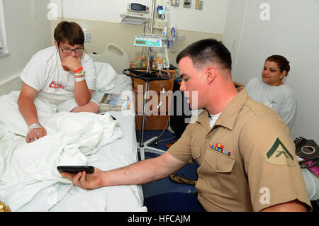 Lance le Cpl. Tyler Spillenkothen avec 2e Bataillon, 6e Régiment de Marines, 2e Division de marines, Marine Corps Base Camp Lejeune, N.C., parle avec Cody Clark au Joe DiMaggio Children's Hospital dans le cadre de la Semaine de la flotte du Port Everglades, le 30 avril. Marines avec 2e Bataillon, 6e Régiment de Marines, 2e Division de marines, Marine Corps Base Camp Lejeune, N.C., Mobile Naval Construction Battalion 14 , Fort Lauderdale, Floride, et les marins de l'USS New York et 12, groupe d'enfants de la visite de Joe DiMaggio Children's Hospital, à Fort Lauderdale, en Floride, le 30 avril, dans le cadre de la 24e Anniversar Banque D'Images