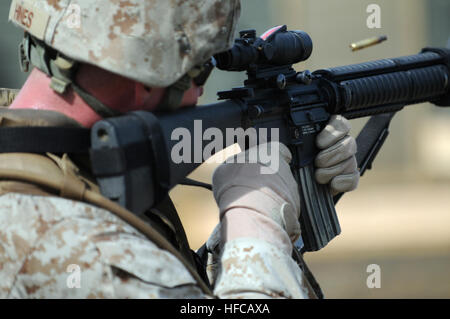 GUANTANAMO BAY, Cuba - Navy Hospital Corpsman 3e classe Daniel Hines, jointe à la Force de sécurité du Corps des Marines Société Guantanamo Bay, les feux d'un fusil M-16 au cours d'une qualification en éventail, Grenadillo Station Navale des États-Unis à Guantanamo Bay, 26 mai 2010. Corpsman d, Hines est autorisée à utiliser l'arme en cas de légitime défense. Le Marine Corps Company assure la sécurité de la station navale et prend en charge des missions de sécurité de la Force opérationnelle interarmées de Guantanamo. Guantanamo la foi mène sûr, humain, juridique et transparent le soin et la garde des détenus, y compris ceux condamnés par une commission militaire Banque D'Images