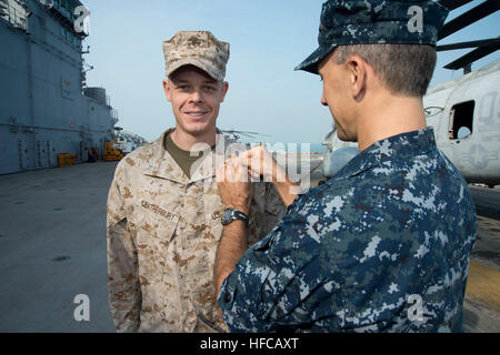 Le capitaine Benjamin Leatherbury Marine, un agent des communications et l'officier en charge de la Communication de détachement Marine Expeditionary Strike Group 7 et commandant de la force 76, est promu par le capitaine Cathal S. O'Connor, commandant de l'escadron amphibie 11, dans le poste de pilotage de l'assaut amphibie USS Bonhomme Richard (DG 6). Le Bonhomme Richard groupe amphibie, commandé par le capitaine Cathal S. O'Connor, est composé d'assaut amphibie USS Bonhomme Richard, landing ship dock amphibie USS TORTUGA (LSD) et 46 quai de transport amphibie USS Denver LPD (9) un Banque D'Images