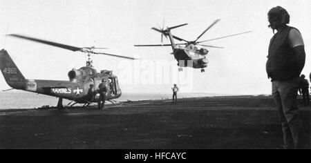 Les UH-1E sur l'USS New Orleans (LPH-11) en 1974 Banque D'Images