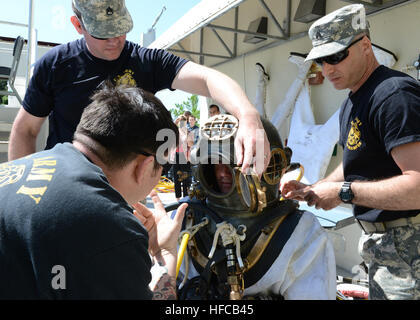 150505-N-TI693-040 LA BASE NAVALE AMÉRICAINE DE PANAMA CITY, Floride (5 mai 2015) - plongeur de la Marine américaine 1ère classe William Hutchinson, de Denver, est d'être informé par des soldats avec le 74e Détachement de plongée Ingénieur, 30e bataillon du génie, 20e Brigade d'ingénieur, de Fort Eustis, Va., avant qu'il entre dans l'eau dans un casque de plongée Mark V. Hutchinson a été parmi les rares choisi pour l'expérience de la plongée dans la marine casque Mark V pour gagner un marin de l'année pour la neutralisation des explosifs et munitions (NEM) de l'unité de formation et d'évaluation et un groupe de NEM. (U.S. Photo par marine Spécialiste de la communication de masse Fred Gray IV Banque D'Images