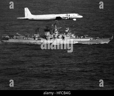 Tribord une vue de la classe ouvrière soviétique Kresta II croiseur lance-missiles MARÉCHAL TIMOSHENKO en cours avec un IL-38 peut passer d'aéronefs. (Les) MarshalTimoshenko&Il-381985 Banque D'Images