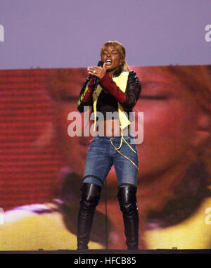 030904-N-9593R-007 Washington, D.C. (sept. 4, 2003) Ð Recording Artist Mary J. Blige effectue sur le National Mall pendant l'opération Rendre hommage à la liberté, la NFL et Pepsi parrainé ÒNFL Kickoff Live 2003Ó Concert. Organisateurs fournis places prioritaires pour les militaires et leurs familles. Parmi les autres artistes ont été Aerosmith, Britney Spears, Aretha Franklin, et Good Charlotte. L'opération Rendre hommage à la liberté (FEO) a été mis en place par le ministère de la défense comme un moyen pour les Américains de montrer leur reconnaissance à nos hommes et femmes en uniforme. Photo de la Marine américaine par l'Adjudant-chef 4 Seth Rossman. Banque D'Images