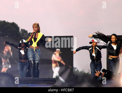 030904-N-1993R-001 Washington D.C. (sept. 4, 2003) -- Enregistrement artiste Mary J. Blige effectue sur le National Mall pendant l'opération Rendre hommage à la liberté, la NFL et Pepsi parrainé ÒNFL Kickoff Live 2003Ó Concert. Organisateurs fournis places prioritaires pour les militaires et leurs familles. Parmi les autres artistes ont été Aerosmith, Britney Spears, Aretha Franklin, et Good Charlotte. L'opération Rendre hommage à la liberté (FEO) a été mis en place par le ministère de la défense comme un moyen pour les Américains de montrer leur reconnaissance à nos hommes et femmes en uniforme. U.S. Navy photo by Photographer's Mate 2e classe Rob Banque D'Images