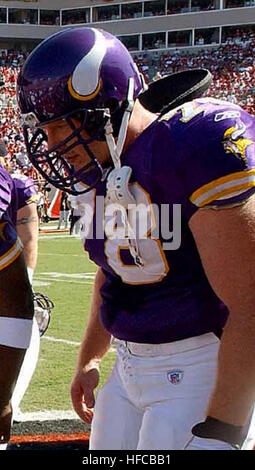 Pendant les cérémonies d'ouverture pour une nation de Football League (NFL), les joueurs du Minnesota Vikings et les Tampa Bay Buccaneers equipes observer le tirage au sort, comme l'US Air Force (USAF) Major-général (MGEN) (Sélectionnez) Wayne Hodges, Commandant, 6e Escadre de la mobilité aérienne, l'armée des États-Unis (USA) Général (GEN) Tommy Franks, commandant de l'US Central Command, et GEN USAF Charles Holland, Commandant, US Special Operations Command (SOC), support à l'arrière-plan. La NFL a invité les responsables militaires au jeu de participer à une cérémonie de célébration de la Journée des anciens combattants. Matt Birk Vikings Banque D'Images