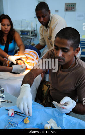 Médecin en médecine préventive à bord de l'USS Kearsarge fournit des soins médicaux aux enfants locaux pendant la mission humanitaire Promise continue dans les Caraïbes, impliquant de multiples pays partenaires et cliniques médicales. Banque D'Images