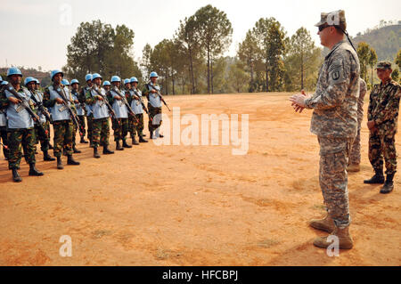 Le s.. Darrin Culp, medic instructeur avec 249e, Institut régional de formation de l'Armée de l'Oregon, la Garde nationale fournit une rétroaction à un peloton du Bangladesh sur leur rendement au cours de formation médicale à l'Birendra Peace Operations Training Centre dans le cadre de Shanti Prayas-2, a Global Peace Operations Initiative de formation au maintien de l'exercice. Shanti Prayas-2 est un événement multinationale dirigée par l'Armée népalaise et parrainé par américaines du Pacifique qui a lieu du 25 mars au 7 avril, réunissant des représentants militaires de 23 nations unies pour former les normes de l'Organisation des Nations Unies pour l'exploitation en f Banque D'Images