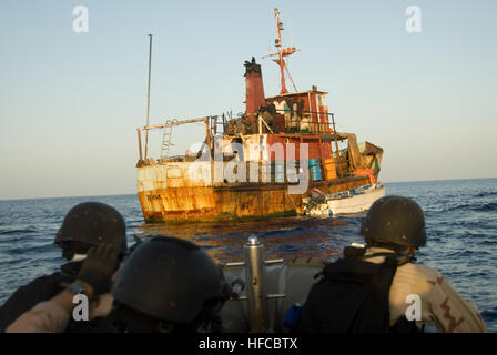 090513-N-0743B-057 GOLFE D'ADEN (13 mai 2009) Les membres d'une visite, un conseil, une perquisition et saisie (VBSS) Équipe du croiseur lance-missiles USS Gettysburg (CG 64) et de la Garde côtière américaine d'application de la tactique du sud de l'équipe approche un détachement de 409 présumés pirates bateau-mère après avoir répondu à un signal de détresse d'un navire de commerce tout en fonctionnant dans les Forces maritimes combinées (FMC) Domaine de responsabilité dans le cadre de la Force opérationnelle interalliée (CTF) 151. La CTF 151 est une force opérationnelle multinationale établi pour mener des opérations de contre-piraterie en vertu d'un mandat fondé sur la mission tout au long de la zone de responsabilité du FMC Banque D'Images