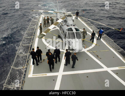 Calebasse OFF CAY, Belize, (18 juin 2015) Les marins à bord de navires de la marine mexicaine la Independencia participer à une "sécurité" pour recueillir walkdown FOD tous les objets étrangers sur le pont avant de lancer un hélicoptère Panther qui fournira la couverture aérienne lors d'un arraisonnement, perquisition et saisie (VBSS) exercice avec navire britannique HMS Severn durant la phase deux. 2015 Tradewinds La commune, U.S. Southern Command-parrainé l'exercice renforce la capacité des pays des Caraïbes pour répondre aux catastrophes naturelles, les crises humanitaires et la lutte contre la criminalité transnationale organisée. (U.S. Photo par Marine C Masse Banque D'Images