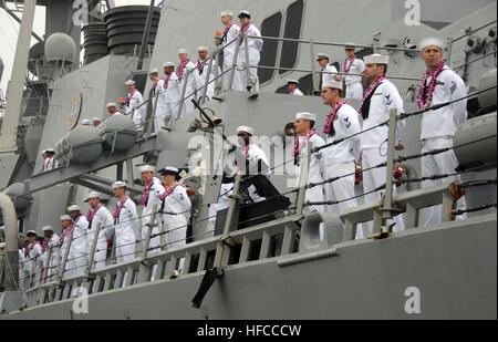 Les marins à bord de la classe Arleigh Burke destroyer lance-missiles USS Hopper homme les rails à mesure que le navire se rend à côté de la jetée de la station navale de Pearl Harbor après un déploiement de trois mois à l'ouest de l'océan Pacifique à l'appui des opérations de combat de surface Mid-Pacific programme d'emploi. Hopper a quitté Pearl Harbor, le 20 janvier, pour rejoindre l'USS John C. Stennis et les membres du groupe de combat de 15 destroyers. Combat de Surface Mid-Pacific 167797 Programme d'emploi opérationnel Banque D'Images