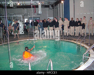 Les aspirants de l'académie navale des États-Unis Club Dolphin observer un marin exécuter une ascension sous pression dans le sous-marin ascension formateur à l'École navale sous-marine à Naval Submarine Base New London. (Photo par : Kenny) aspirants de l'Académie navale américaine d'observer à Naval Submarine Base New London 342097 Banque D'Images