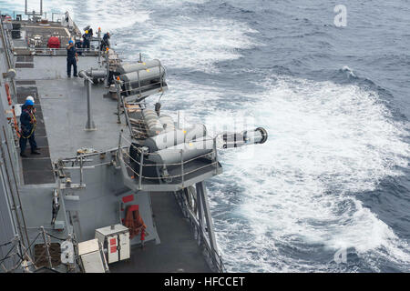 Les marins américains affectés au destroyer lance-missiles USS Ramage (DDG 61) dans l'Océan Atlantique le 12 juin 2014, effectuer un premier test de la MK-59 système de lancement de leurre sur le côté bâbord du navire. Le Ramage était en cours dans le cadre de la semaine de surface au cours de formation professionnelle pour les Aspirants. (U.S. Photo par marine Spécialiste de la communication de masse de la classe 3ème Jackie Hart/PROTRAMID) Parution aspirants 140612-N-VC236-396 Banque D'Images