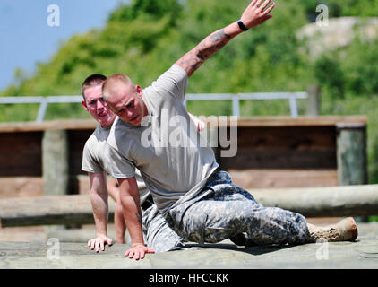 Base navale de la baie de Guantanamo, Cuba - Le s.. Jacob Vaughan affecté à la 525 bataillon de la Police militaire "guerriers" au groupe de travail de l'équipe conjointe de la Baie de Guantanamo, mène son équipe à travers un parcours au cours d'une première réponse de l'évolution de la formation le 16 août. Les Guerriers sont représentant le MP 525e bataillon à la prochaine compétition de la Police militaire Warfighter lieu à Fort Leonard Wood, Missouri. Le concours présente de nombreuses tâches guerrier, bataille des exercices et tests de résistance à la participation des équipes de trois hommes d'installations dans le monde entier. JTF Guantanamo fournit sûr, humain, juridique et t Banque D'Images