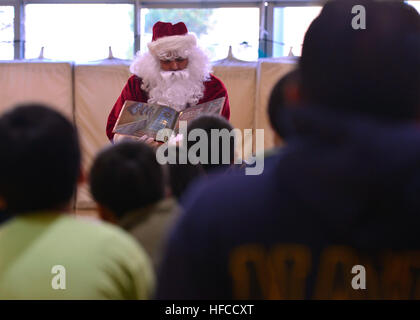 161219-N-OK605-001 MISAWA, Japon (déc. 19, 2016) Maître de 1re classe Donald McDowell, attaché à Naval Air Facility Misawa (NAFM), visité les enfants à l'Jido-Kan Ohzora, un centre de soins après l'école japonaise, en Père Noël pour une visite sur le thème des vacances spéciales. Marins de la NAFM bi-vous volontaire pour vous chaque semaine à la garderie après l'école centre dans le cadre d'efforts de relations communautaires. (U.S. Photo de la marine du Maître de 2e classe Samuel Weldin/libérés) Misawa marins japonais visite après l'école pour les vacances 161219-N-OK605-001 Banque D'Images