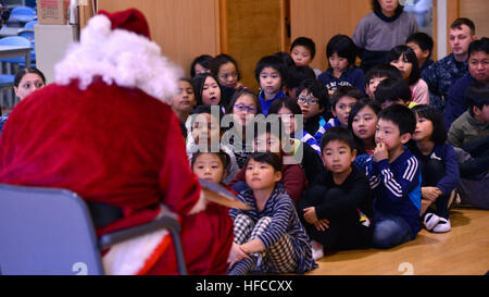 161219-N-OK605-042 MISAWA, Japon (déc. 19, 2016) Maître de 1re classe Donald McDowell, attaché à Naval Air Facility Misawa (NAFM), visité les enfants à l'Jido-Kan Ohzora, un centre de soins après l'école japonaise, en Père Noël pour une visite sur le thème des vacances spéciales. Marins de la NAFM bi-vous volontaire pour vous chaque semaine à la garderie après l'école centre dans le cadre d'efforts de relations communautaires. (U.S. Photo de la marine du Maître de 2e classe Samuel Weldin/libérés) Misawa marins japonais visite après l'école pour les vacances 161219-N-OK605-042 Banque D'Images