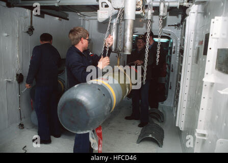 Les membres de l'équipage une torpille Mark 46 Palan sur un rack de stockage au cours d'une inspection générale de quarts à bord du croiseur lance-missiles USS WAINWRIGHT (CG 28). Le navire fait route au large de Charleston, Caroline du Sud. Torpille Mk 46 sur USS Wainwright (CG-28) 1988 Banque D'Images
