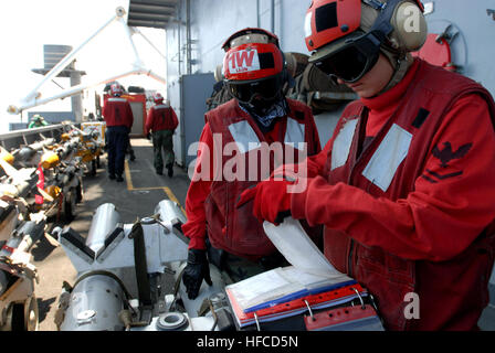 080529-N-4133B-071 de l'OCÉAN PACIFIQUE (29 mai 2008) l'Aviation 2e classe Ordnanceman Sara Blouin, droite, signe des CATM 7 missiles pour Ordnanceman Aviation Leslie Leon 3ème classe, affecté au 'Redcocks' de Strike Fighter Squadron (VFA) 22, à bord du porte-avions de classe Nimitz USS Ronald Reagan (CVN 76). Groupe aéronaval du Ronald Reagan est sur un service de déploiement. U.S. Navy photo by Mass Communication Specialist 3rd Class Benjamin (Brossard) Parution de l'unité mobile s'apprête à désarmer des mines 91920 Banque D'Images