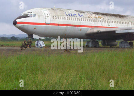 Les US Marines de BLT 1/8, qui font partie du 26e SOC MEU, sécurisent la piste de l’aéroport international Roberts au Liberia pendant les opérations de JTF Liberia, en se positionnant autour d’un avion commercial Luxor Air pour assurer la sécurité de l’aérodrome et la préparation à la mission. Banque D'Images