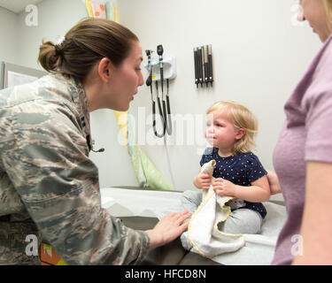 Air Force Le Capitaine Meredith Schuldt, un pédiatre avec la 579e Medical Group at Joint Base Anacostia-Bolling (JBAB) dans le sud-est de Washington, procède à un examen de routine avec l'un de ses patients. Mois de l'enfant militaire  % % % % % % % %E2 % % % % % % % %80 % % % % % % % %93 pédiatres servir comme ressource importante pour les parents 150424-N-WY366-536 Banque D'Images