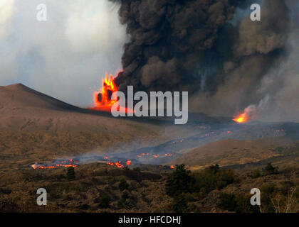 021028-N-0174W-505 Sicile (oct. 28, 2002) -- Dans la soirée après la première éruption du Mt. Etna sur l'île italienne de Sicile, U.S. Navy photographe Richard W. Williams saisit cette image d'un fleuve de lave qui sort sur le côté du volcan. Sombres nuages de cendres pyroclastiques de l'éruption s'étendait aussi loin que l'Afrique cette semaine et étaient visibles de l'espace lors de la poursuite de l'activité volcanique. Les experts indiquent les tremblements ressenti suite à l'éruption initiale n'étaient pas nécessairement liés à des grondements de l'Etna et étaient optimistes que les coulées serait bientôt porté sous contro Banque D'Images