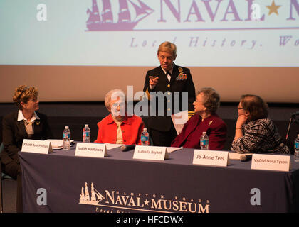 150304-N-AO823-008 Norfolk, en Virginie (4 mars 2015) Les participants à un "Les femmes dans la Marine' panel à Hampton Roads Naval Museum (HRNM) réfléchir sur leur expérience de la flotte dans le cadre du Mois de l'histoire des femmes. L'un des 10 musées de la Marine américaine officielle Déclaration à l'histoire et du patrimoine Naval Command à Washington, D.C., l'HRNM abrite une riche collection d'uniformes authentiques, armes, objets sous-marins, des maquettes de navires et des illustrations détaillées. (U.S. Photo par marine Spécialiste de la communication de masse de 3e classe Michael J. Lieberknecht/libérés) Musée accueille les femmes dans la marine bord 150304-N-AO823-008 Banque D'Images